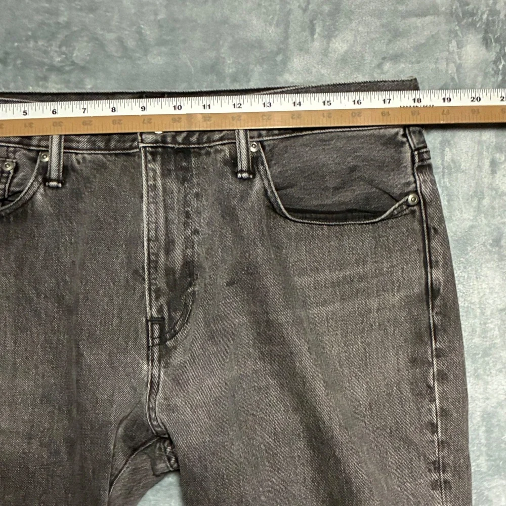 J Crew 770 Gray Wash Straight Taper‎ Jeans Men's 35x32 Distressed